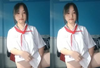 Nữ Sinh Việt Nam Đeo Khăn Quàng Đỏ Gây Sốc Với Ảnh Tự Sướngm
